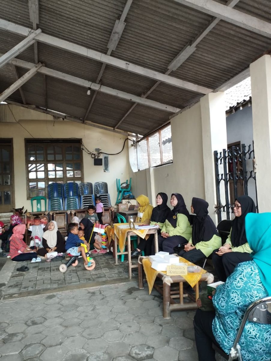 KUNJUNGAN TP-PKK KOTA MAGELANG KE POSYANDU RW 07 DALAM RANGKA PEMANTAUAN STATUD GIZI BALITA TAHUN 2025